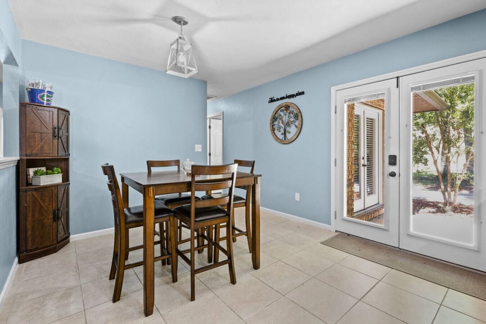 Kitchen breakfast nook