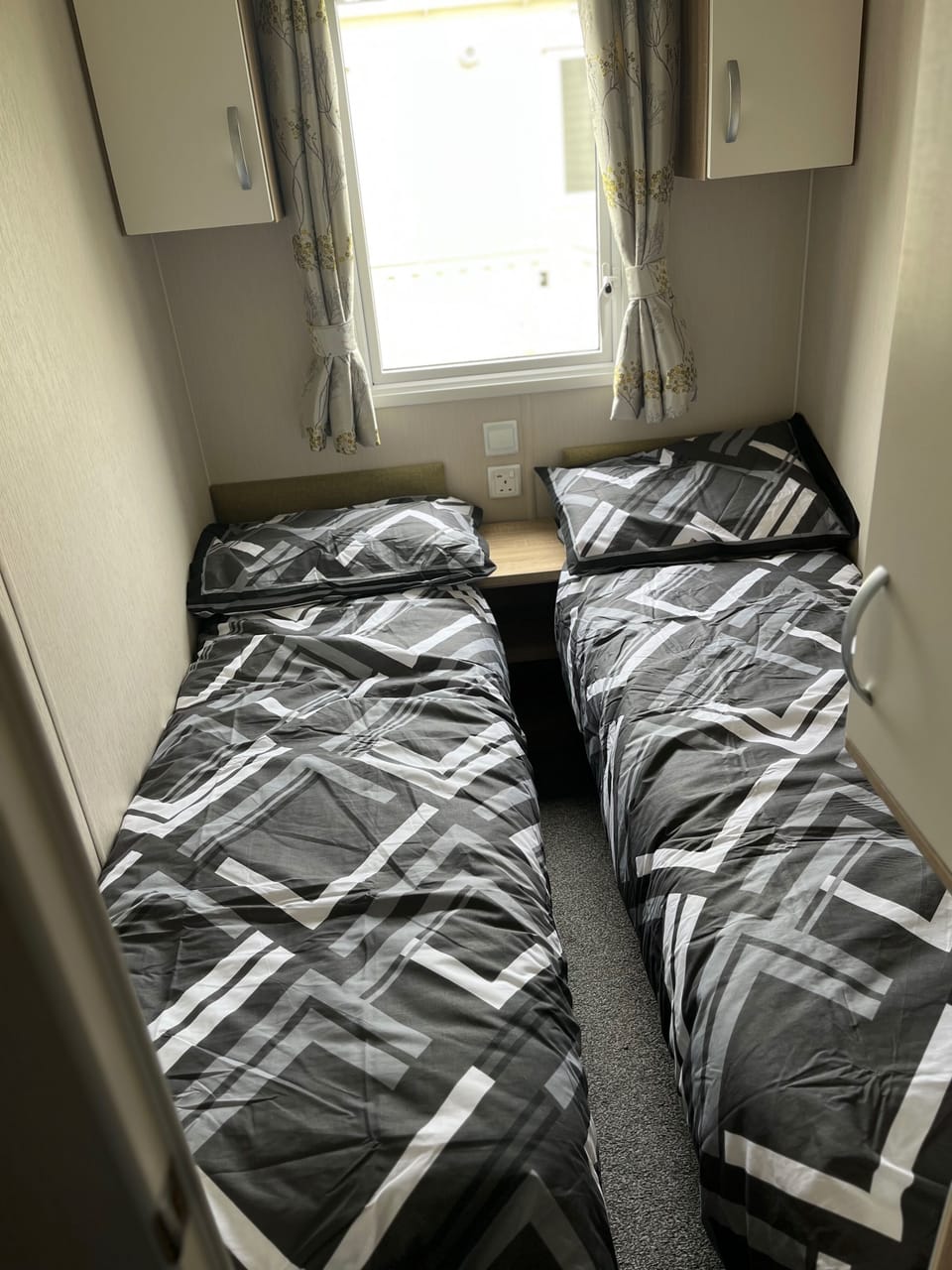 Single bedroom with 2 single beds in