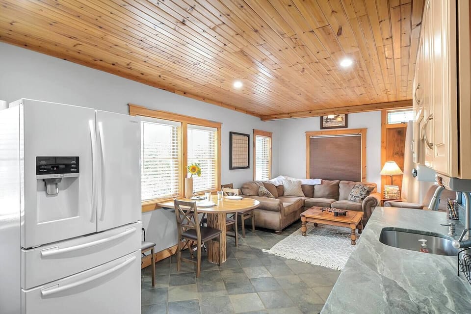 The kitchen is ready to have a family dinner! 