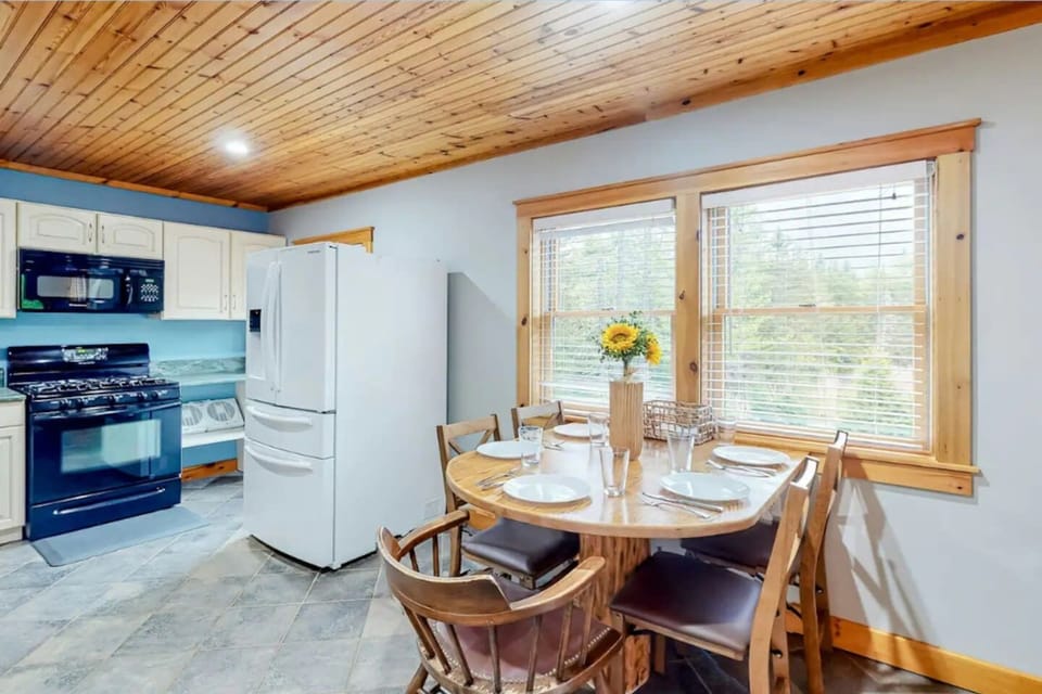 The kitchen is ready to have a family dinner! 