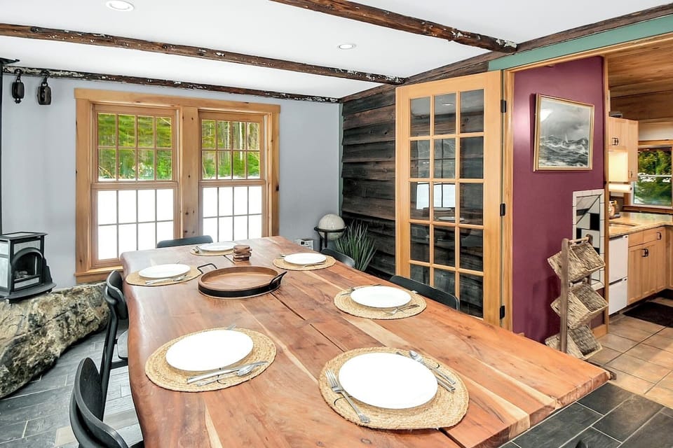 Enjoy an amazing meal with your family while enjoying the views from the outdoors! 