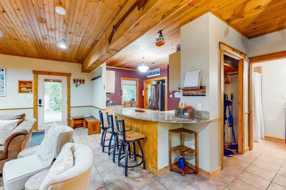 Sit down at the breakfast bar and enjoy a cup of coffee! 