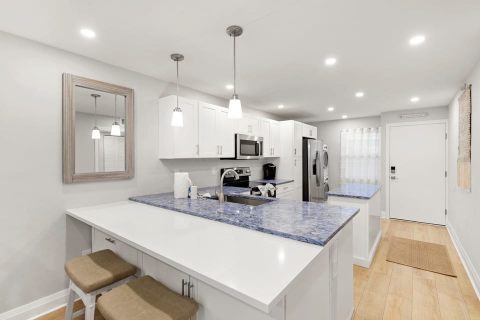 Kitchen and Breakfast Bar