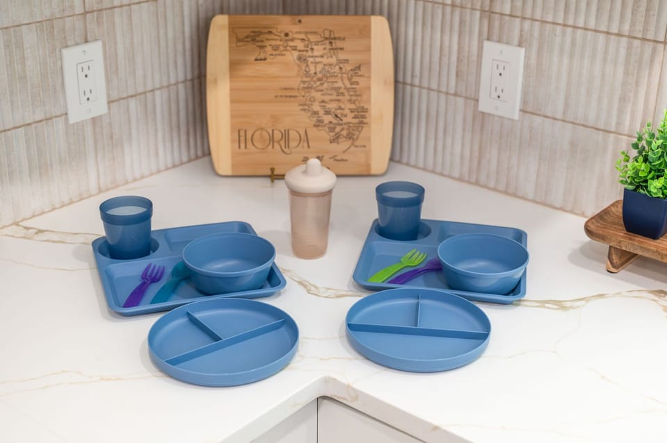 Kid-friendly dining made easy—children’s plates, cups, and utensils