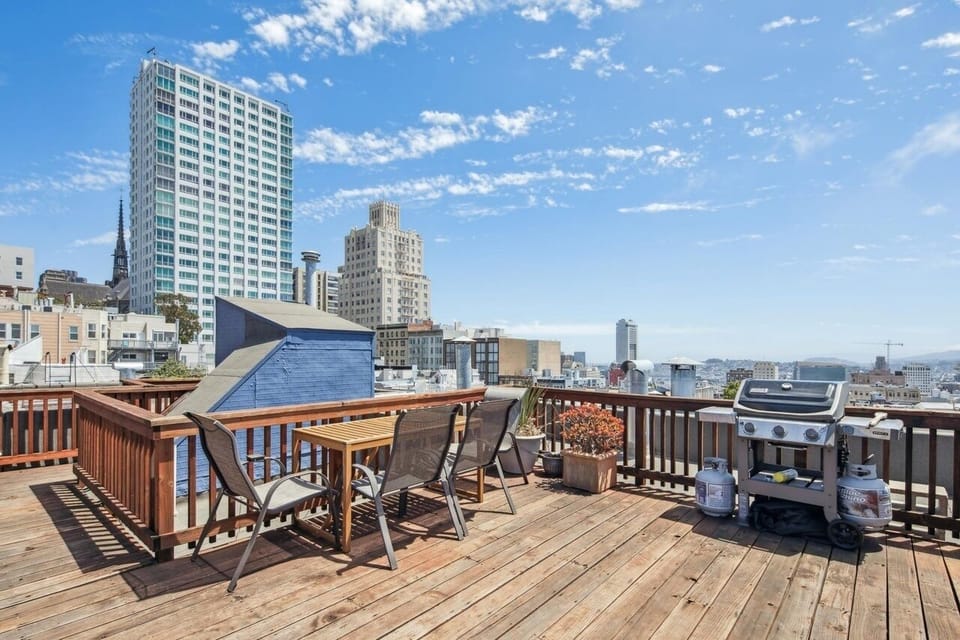 Common area roof deck w/ grill. 