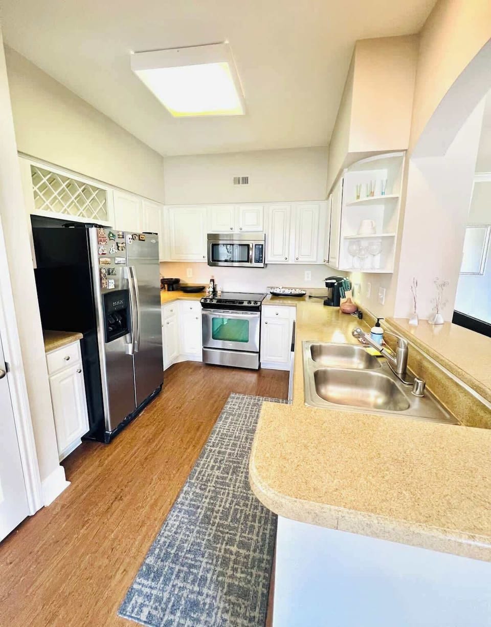 Full Kitchen with all your essentials!