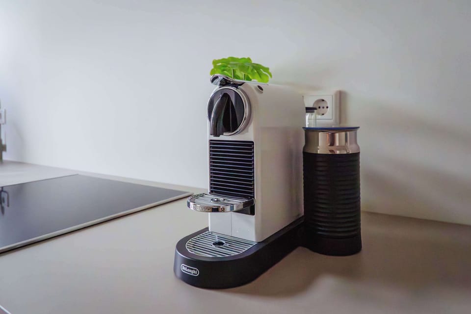 Kaffeemaschine und ein paar Kapseln für Ihre Zeit bei uns.