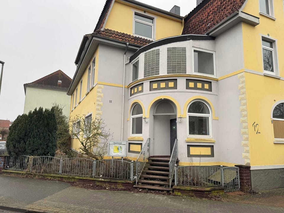 Außenansicht von der Straßenseite schräg