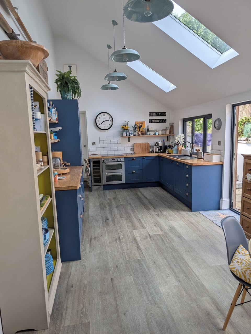 Light spacious kitchen/dining room