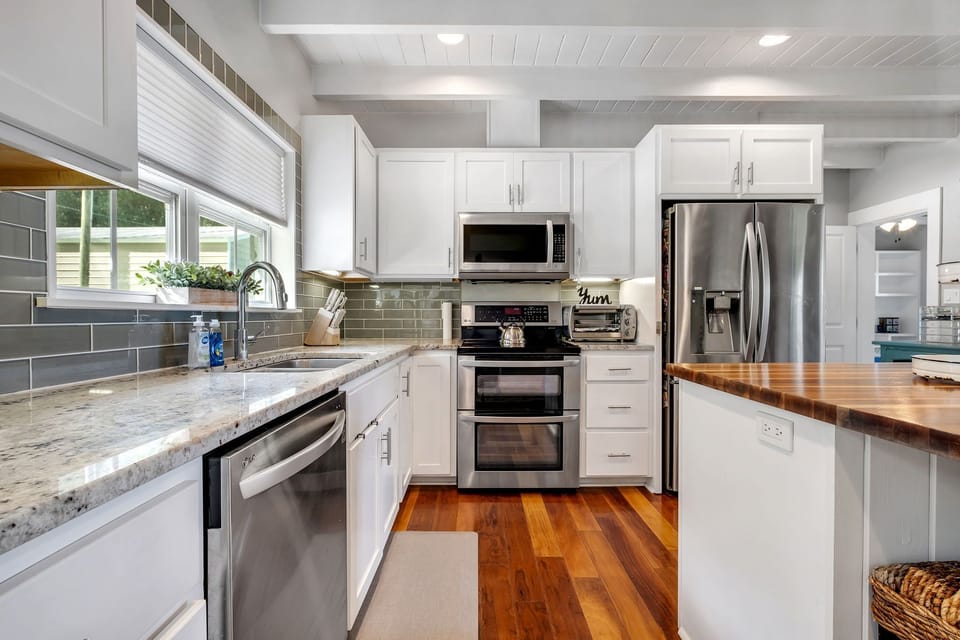Full Kitchen, double oven, seating for 4