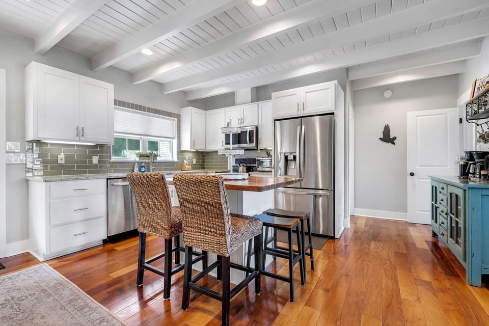 Full Kitchen, double oven, seating for 4