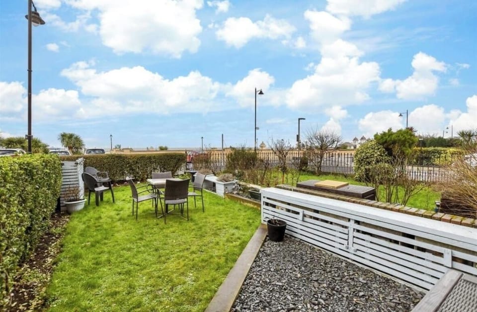 Private front garden