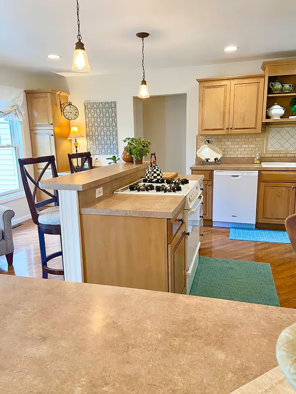 Full kitchen with all you need to create a romantic dinner for 2 or party of 8.