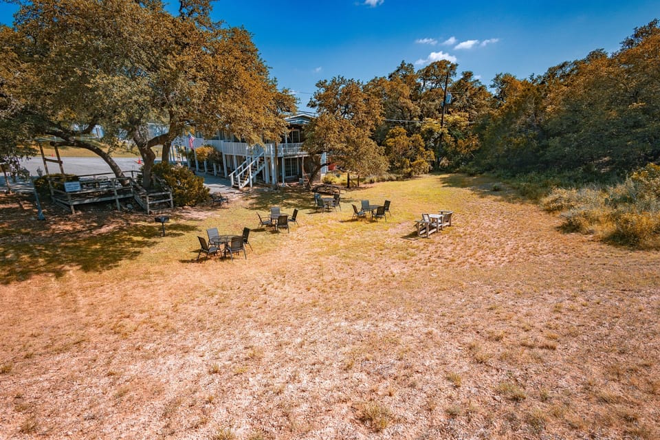 Set in a peaceful corner of the Hill Country, this retreat pairs quiet seclusion with scenic splendor.