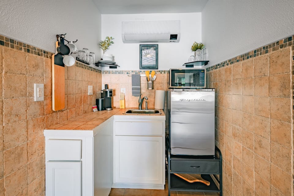 This part is outfitted with essentials for easy mornings or light, late-night bites.