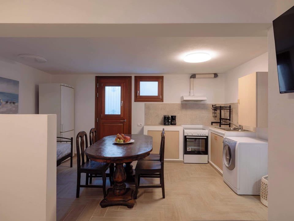 Open-plan dining and kitchen area with everything you need for easy meals at home.