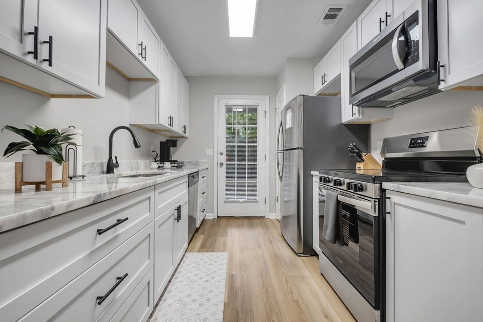 Newly Renovated Kitchen - s