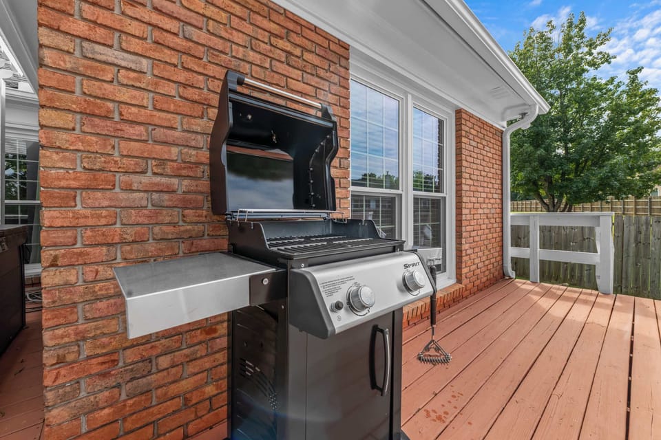 Prepare delicious meals with ease using the stainless steel grill, ideal for relaxed backyard dining and evening gatherings.