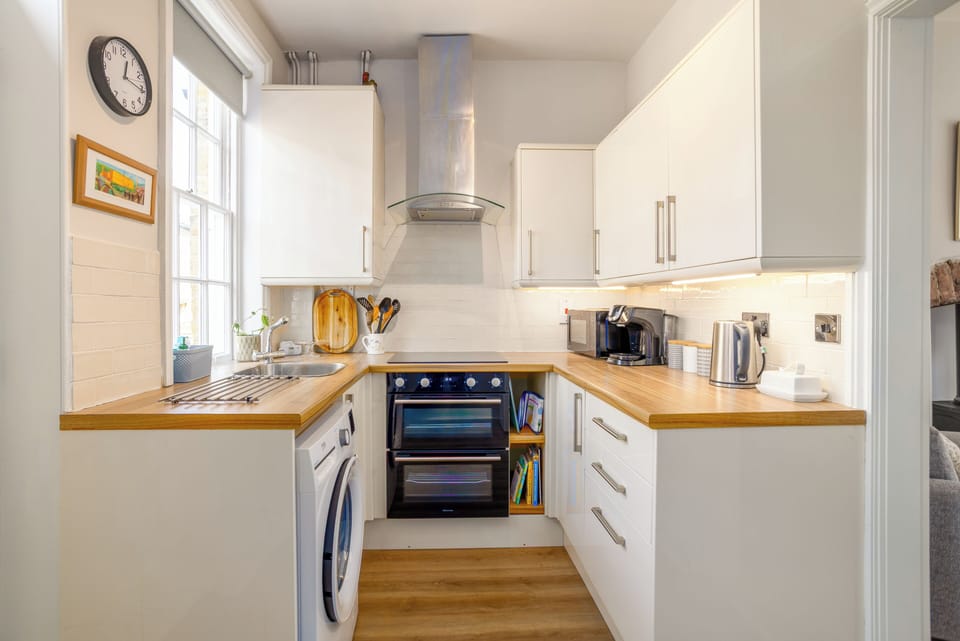 Modern kitchen: Tassimo, oven, hob, microwave & fridge/freezer