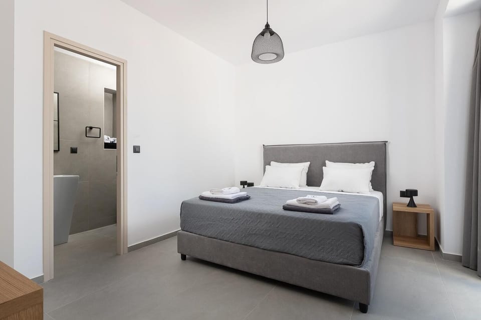 Double bedroom with en suite bathroom and A/C