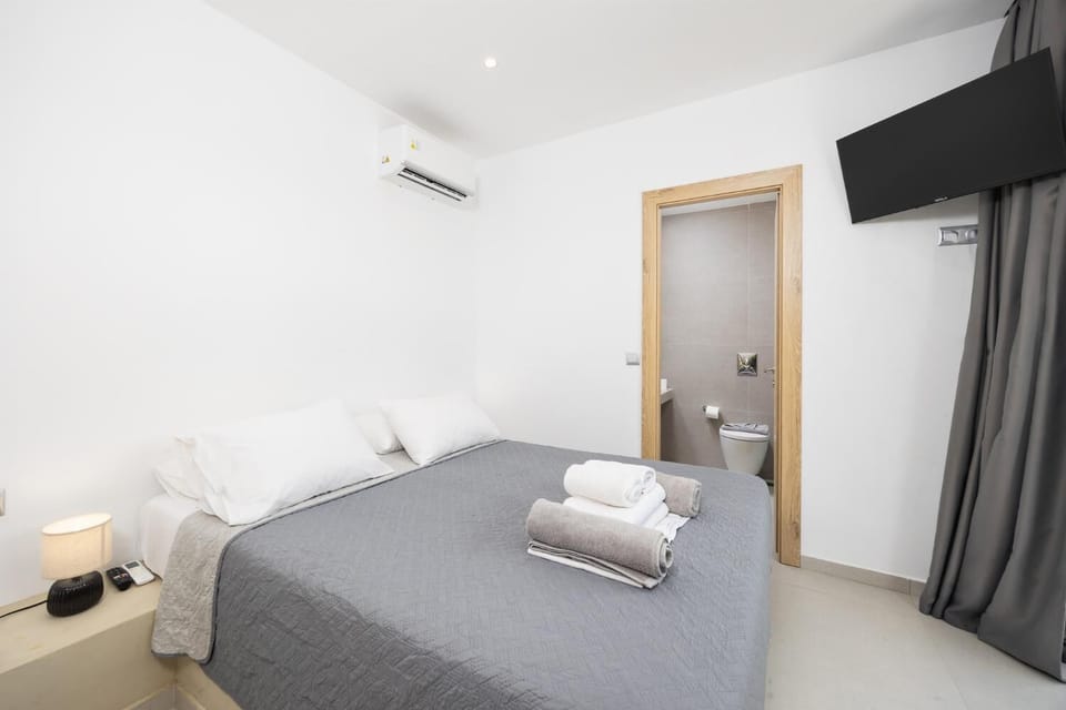 Double bedroom with en suite bathroom and A/C