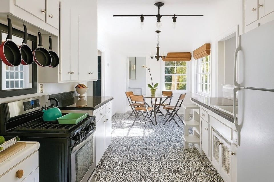 NEWLY REMODELED SUN-SOAKED KITCHEN+TREE-TOP VIEWS+5 MINS HOLLYWOOD+15: UNIVERSAL