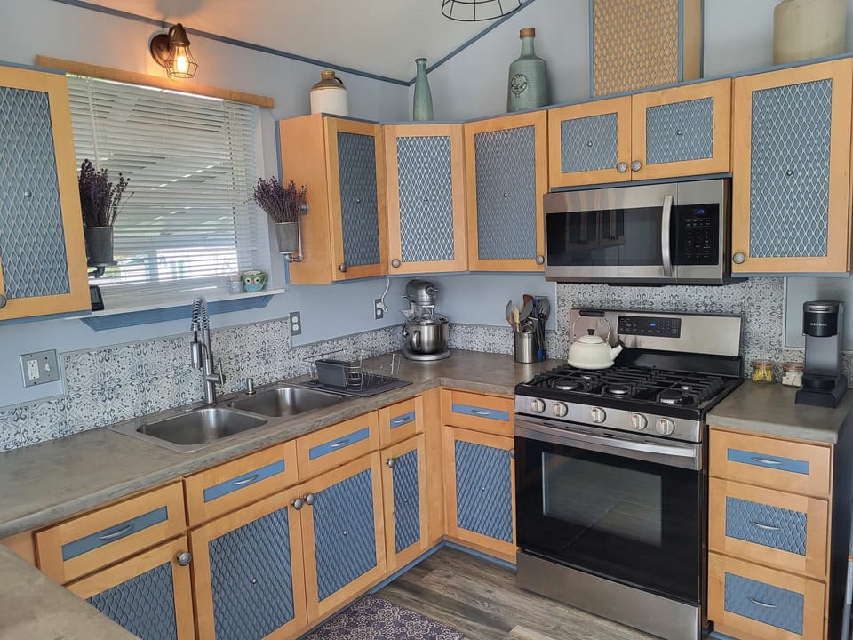 Full kitchen.