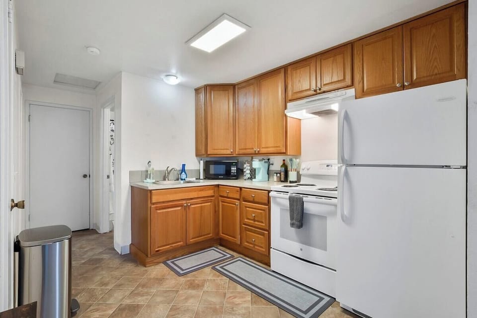 Full size kitchen with appliances. Keurig, microwave and electric tea kettle. Plenty of storage for all your kitchen needs. Pantry next to trash can. Linen closet at the end of the hall.