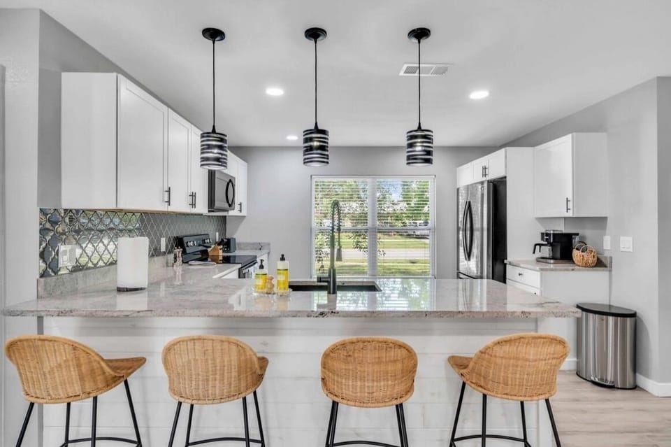 Enjoy a stocked kitchen with all the basics making dining a breeze!  