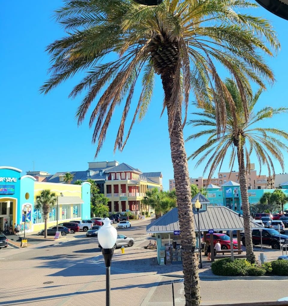 Located about a 20 min drive from Madeira Beach/John's Pass. Coastal fun/Sunsets