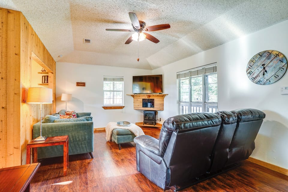 Azle Vacation Rental | 3BR | 2BA | 1,500 Sq Ft | 5 Steps to Enter