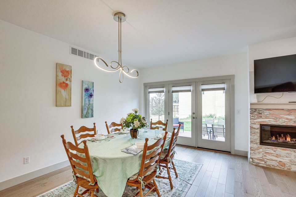 Dining Table | Dishware/Flatware