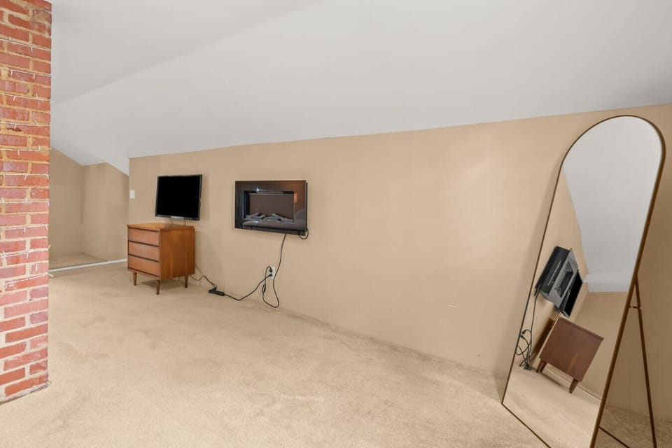 Spacious Queen upstairs bedroom
