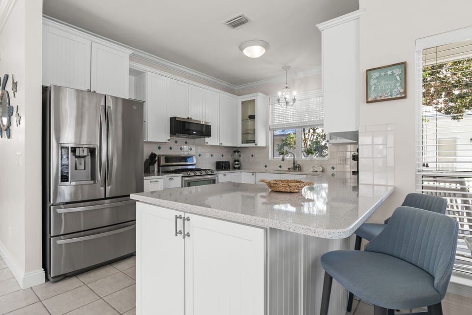 Wouldn't it be a breeze to prep meals with this full-size gas range?
