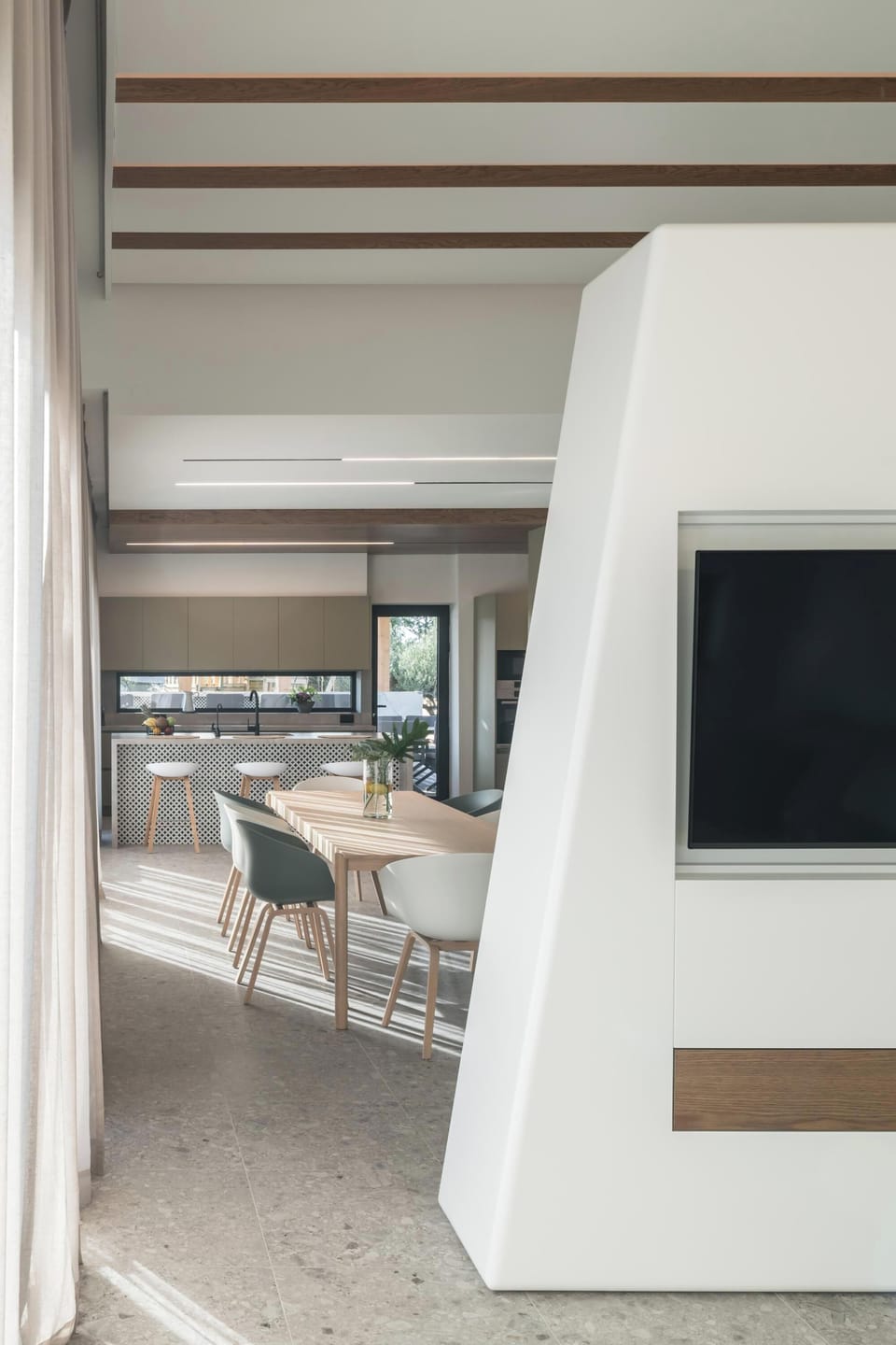 The dining area comfortably seats up to 8 guests