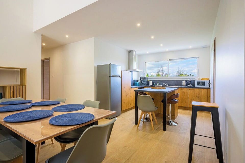 L'espace repas ouvert sur la cuisine et le salon pour toujours rester en contact avec votre famille ou vos amis ! 8 chaises vous permettront de profiter tous ensemble autour d'un bon repas!