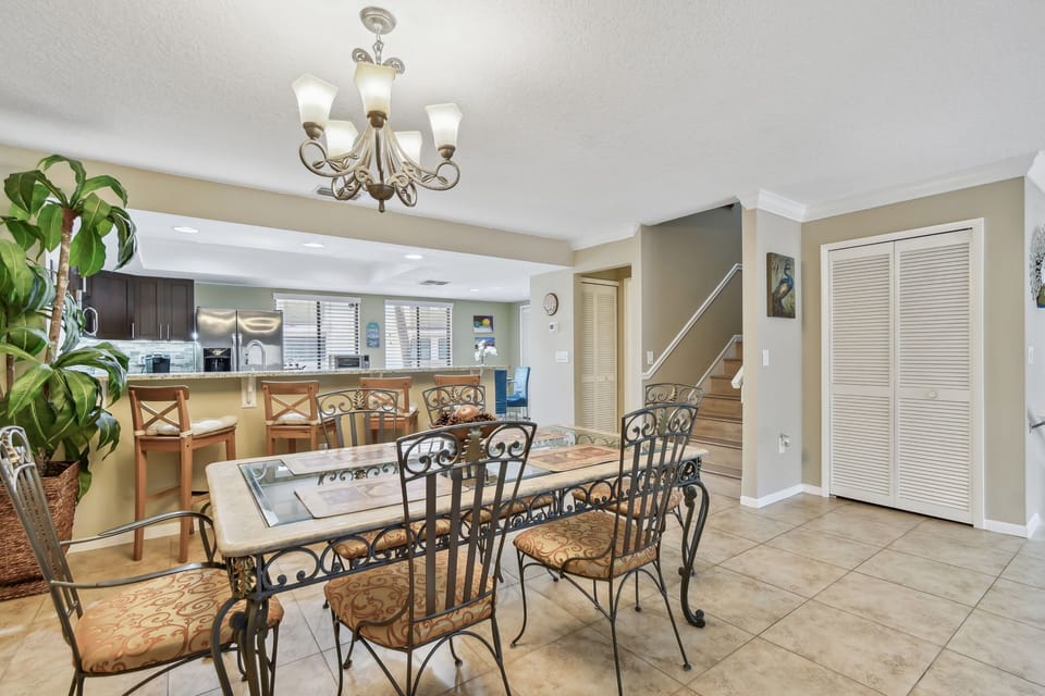Plenty of entertaining seating in dining room, breakfast bar and eat-in kitchen.