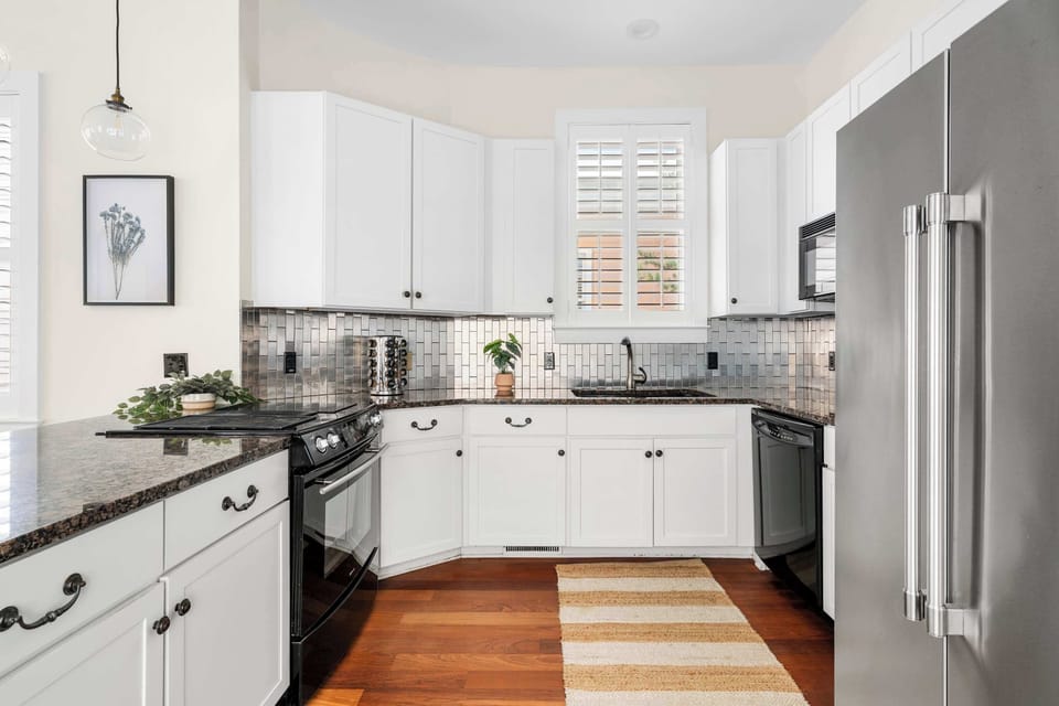 Fully equipped kitchen with island seating