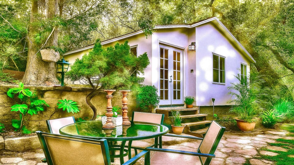 HOLLYWOOD HILLS GUEST HOUSE+VIEWS+DECK+GARDEN+FREE STREET PARKING+2 MINS HWD! 