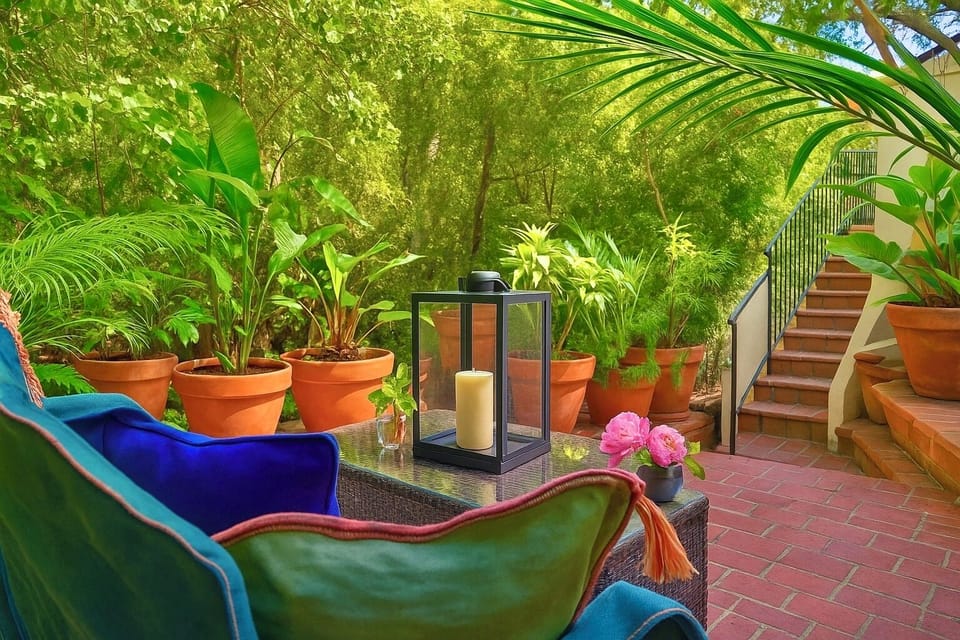 OUTDOOR LIVING ROOM+TREE TOP VIEWS+FREE STREET PARKING+2 MINS FROM HOLLYWOOD