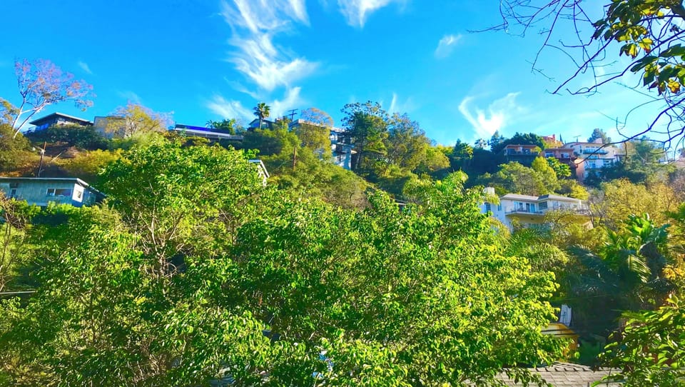 OUTDOOR LIVING ROOM+TREE TOP VIEWS+FREE STREET PARKING+2 MINS FROM HOLLYWOOD