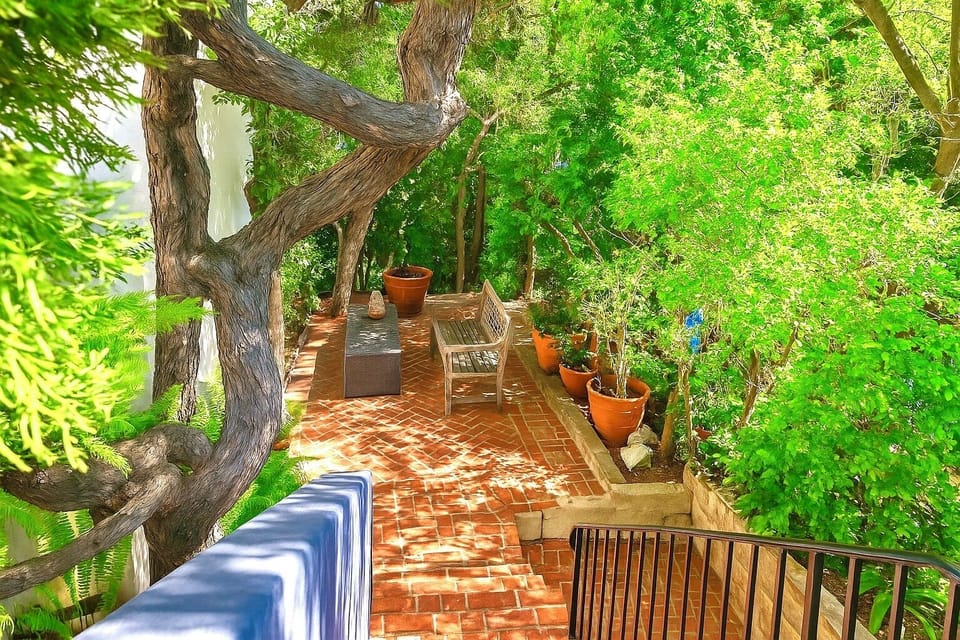 OUTDOOR LIVING ROOM+TREE TOP VIEWS+FREE STREET PARKING+2 MINS FROM HOLLYWOOD
