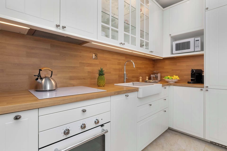 Kitchenette with plenty of kitchen utensils and dishes.