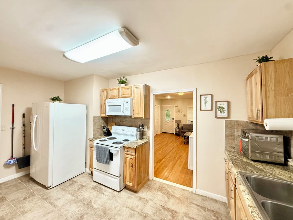 Fully-Equipped Kitchen (3)