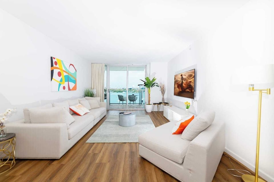 Fantastic Views of Star Island, Downtown Miami Skyline, and the Bay