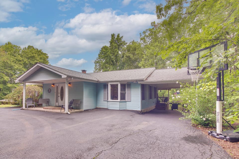 Burkesville Vacation Rental | 3BR | 3BA | 3,500 Sq Ft | 3 Steps Required