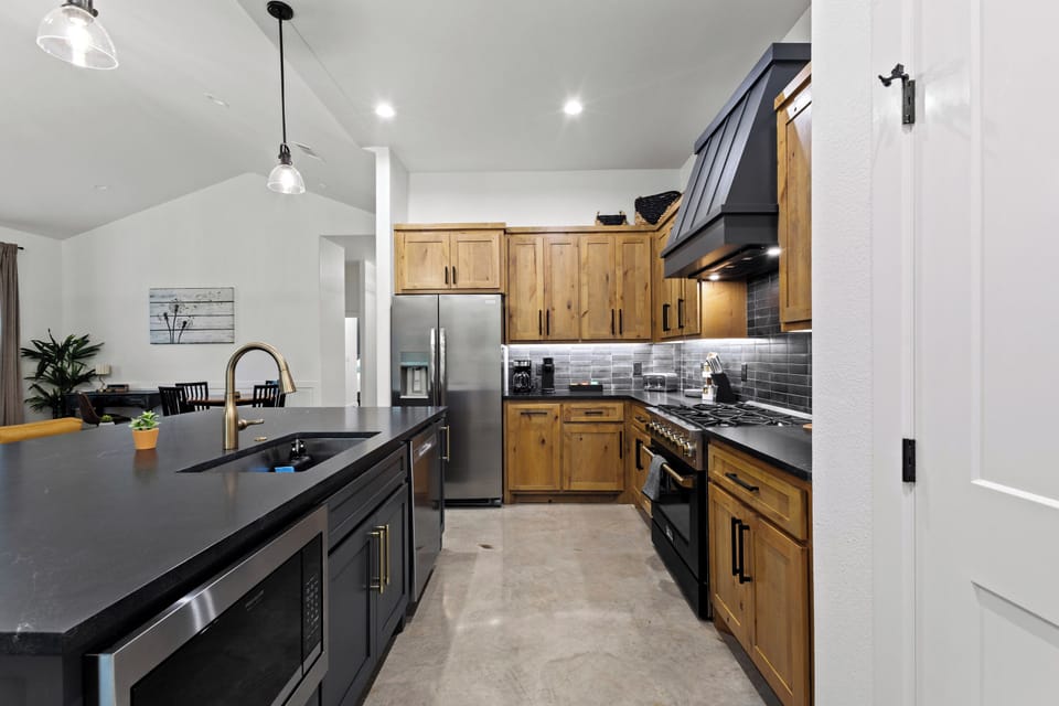 Fully stocked kitchen, 6 burner commercial gas range and oven.