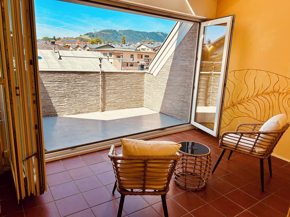 Bonus sun room/winter garden with balcony and views