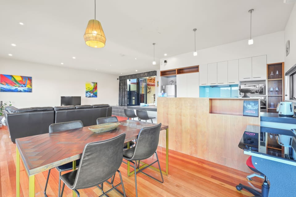Dining Area (2)