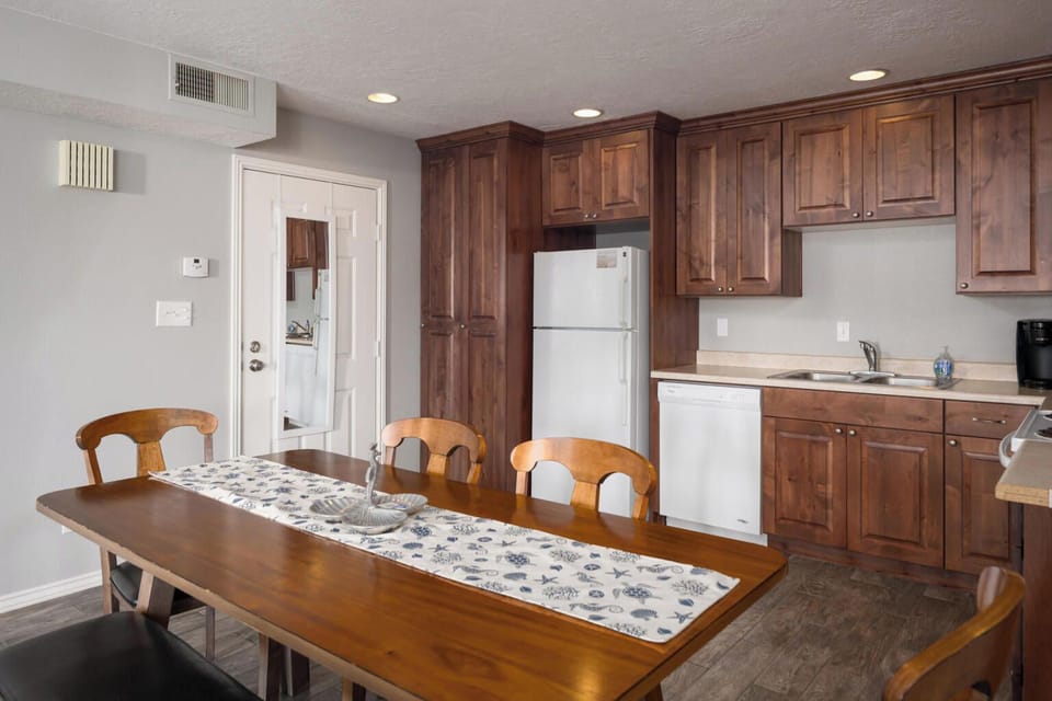 Kitchen (stackable washer/dryer in closet next to refrigerator)